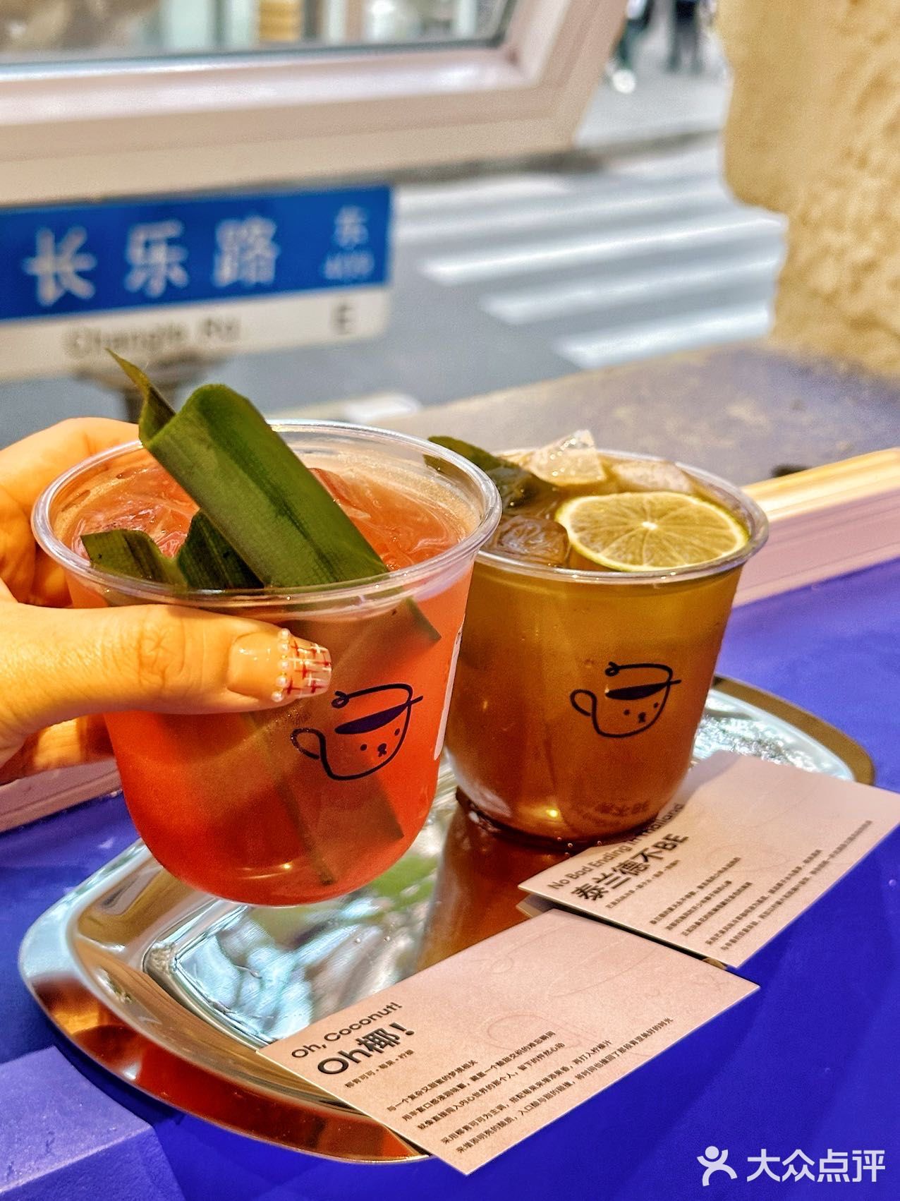 被克莱因蓝色调包围的咖啡馆💙