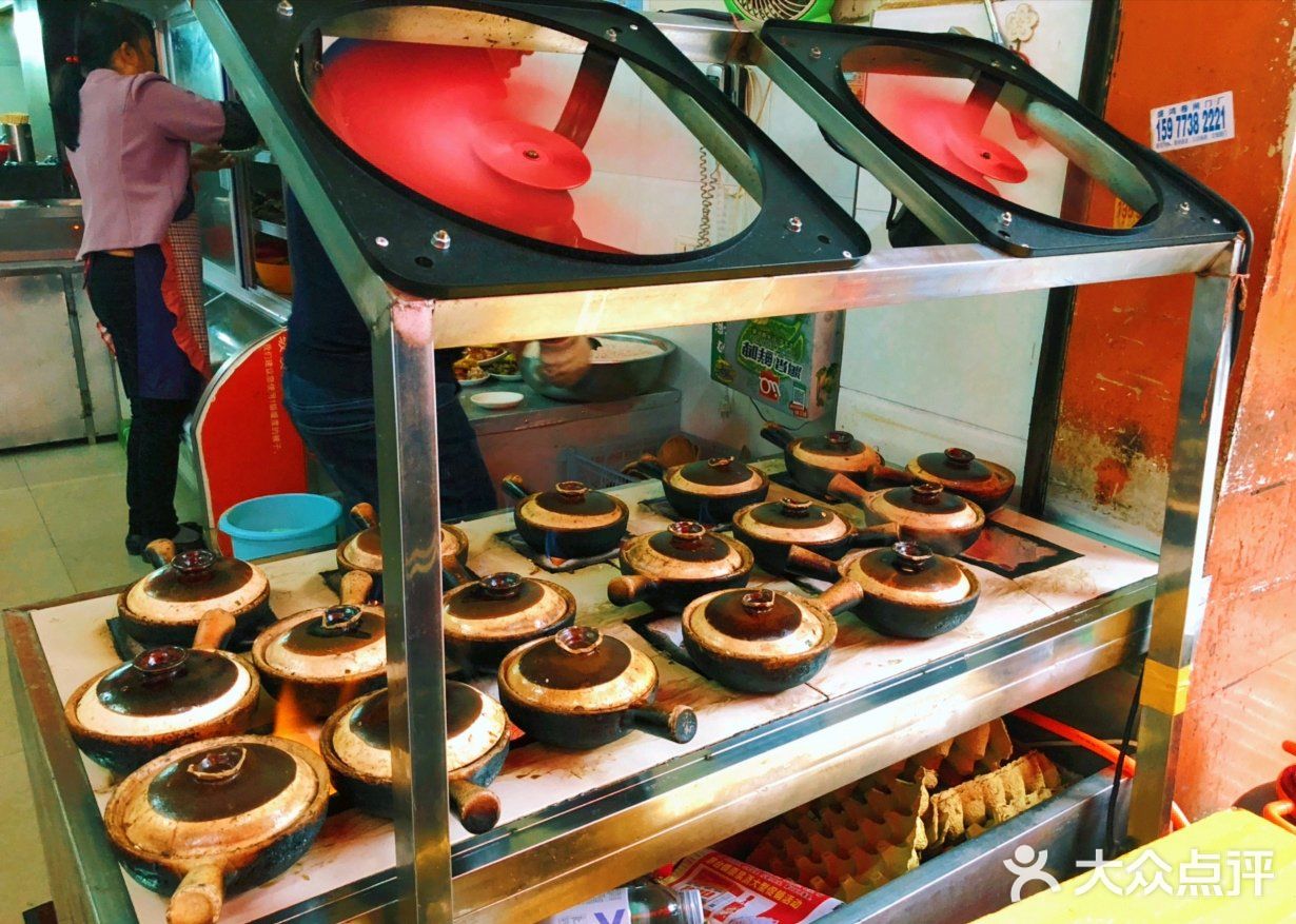 店面不大，可以堂食，也可以打包