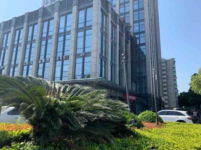 立元大厦-"这里是我以前买盗版碟片的地方,现在都已经.