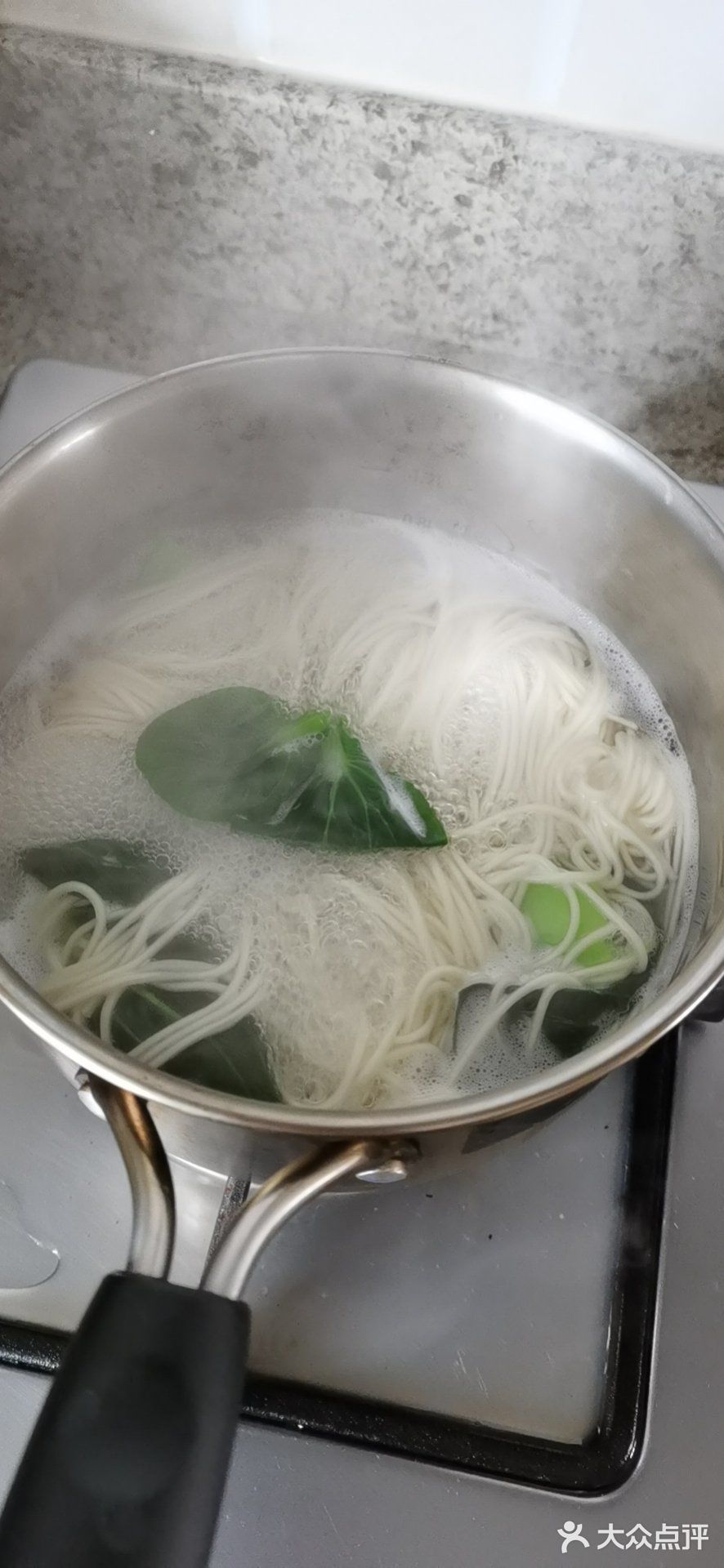 再跟面拌在一起，整体吃起来呢面就会有一股葱油的味道