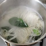 再跟面拌在一起，整体吃起来呢面就会有一股葱油的味道