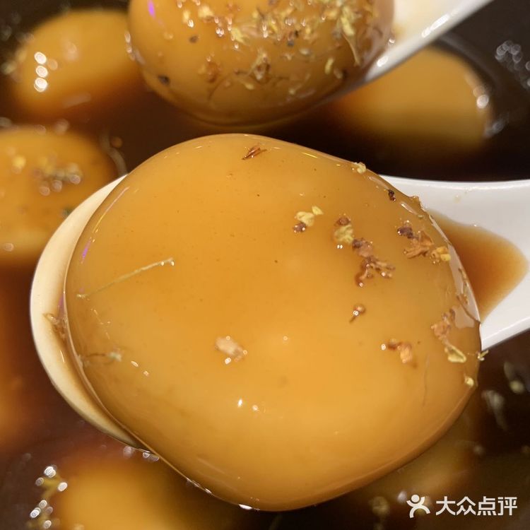 跟朋友四个人点了几个菜全部吃光！小吉星鱼籽鱼泡钵好好吃！