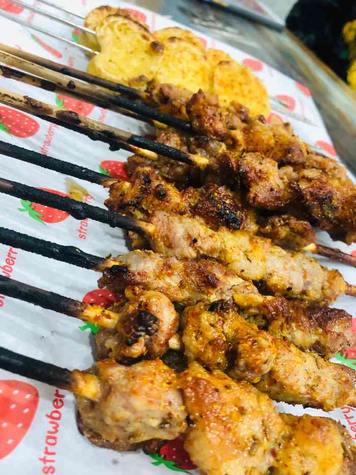 新疆和田热黑木烧烤-"「羊肉串」都是新鲜刚杀的羊肉,门口小哥哥.