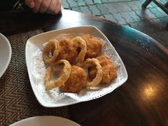 虾饼配洋葱圈-自然餐厅(Phuket)