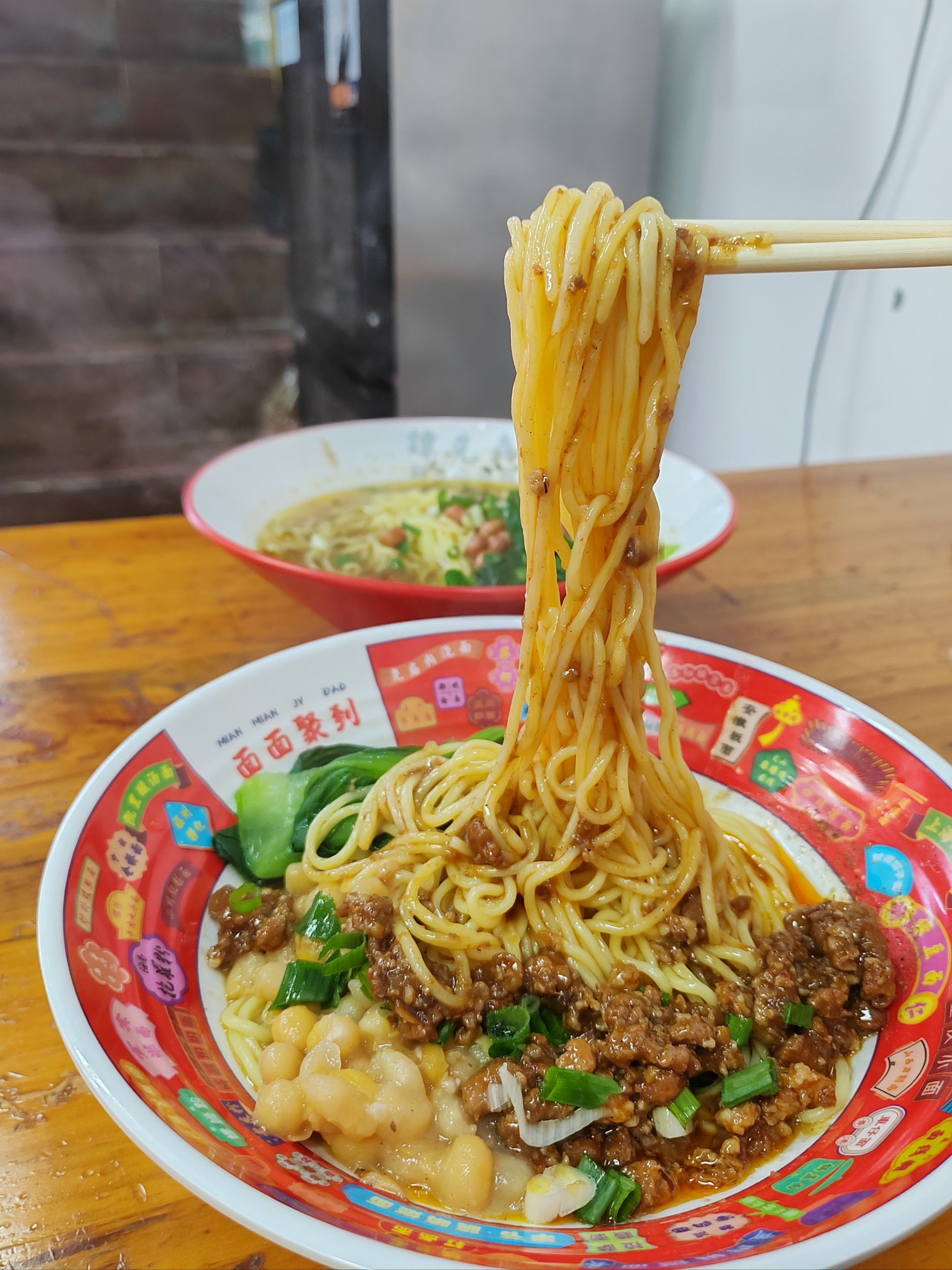 」这家面馆离着万达广场非常近,重庆小面的麻辣