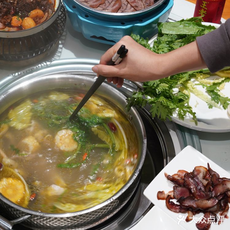 驴肉全身都是宝，从头道尾都应该品尝一遍。吃驴肉要先喝汤