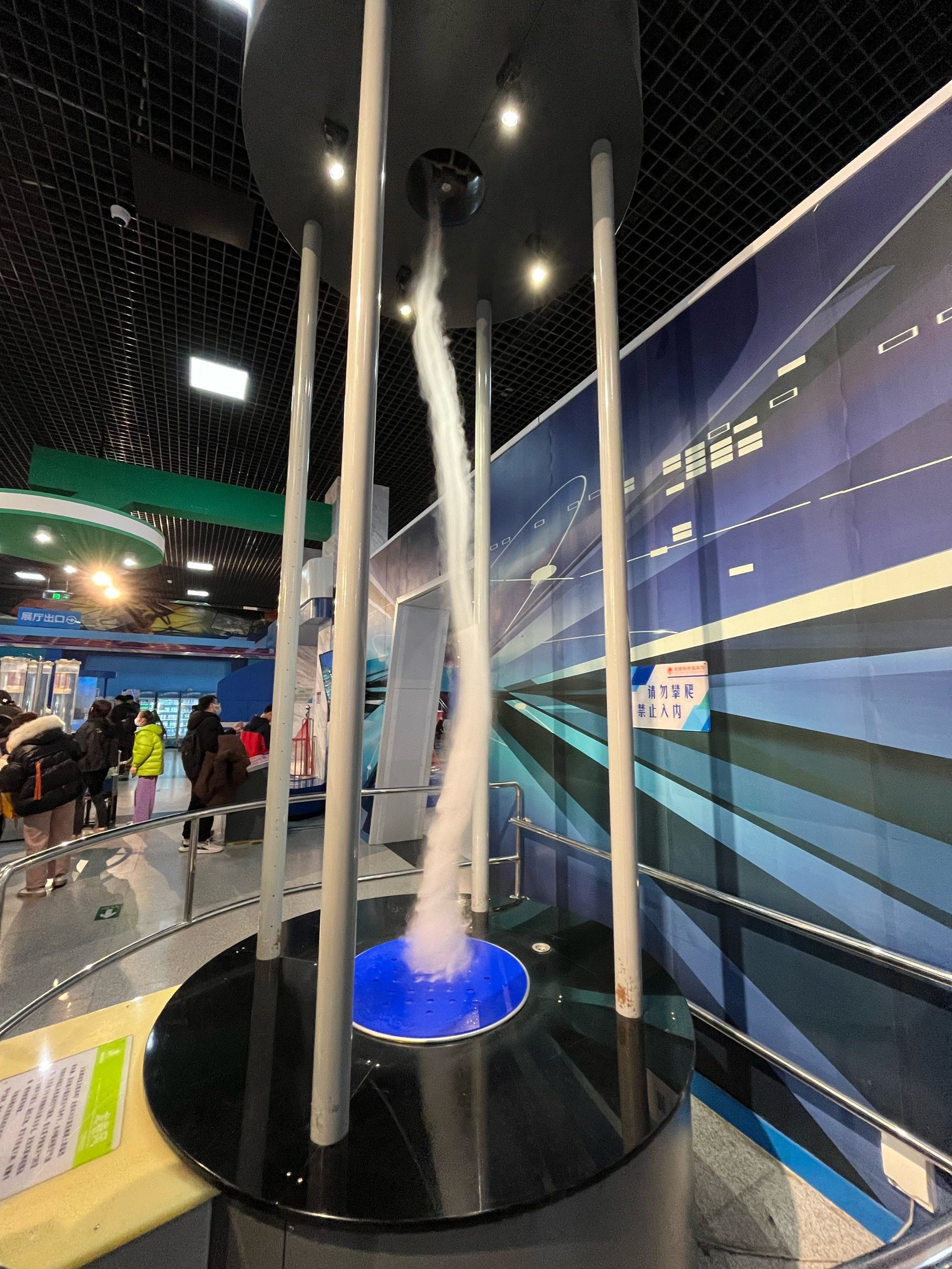 雪琴,你看我们天津科技馆多大