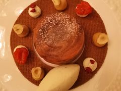 双色树莓巧克力熔岩蛋糕-福楼法餐厅FLO