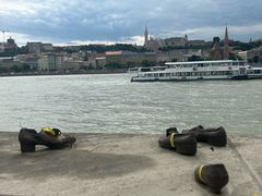 -多瑙河畔鞋履雕塑