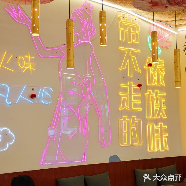 大理古城里的傣族风情，手抓饭真的绝了