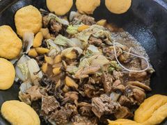 小鸡炖蘑菇-粘豆包柴火铁锅炖