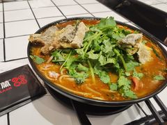 招牌炸酱酸辣米线-肥汁米蘭香港米线(长宁来福士店)