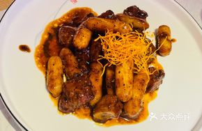 Black Pepper Beef Cubes with Cheese Rice Cake