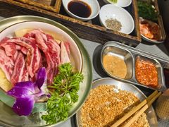 -围炉肉舍•炭烤活鳗•丹东海鲜烤肉(步行街店)