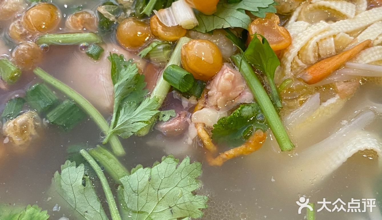 挺好找店里有7~8张桌子，干干净净的