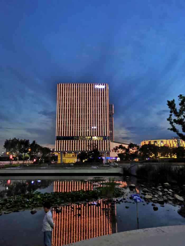 打分 海尔云谷附近,夜景很美,开放式办公区,很适合晚上来遛弯