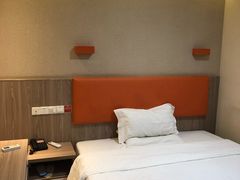 -7天连锁酒店(上海徐家汇龙华路地铁站店)