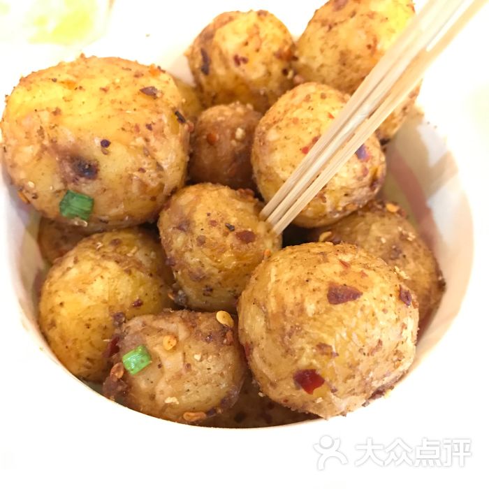 山城汤圆老街小吃铺小洋芋图片 - 第2张