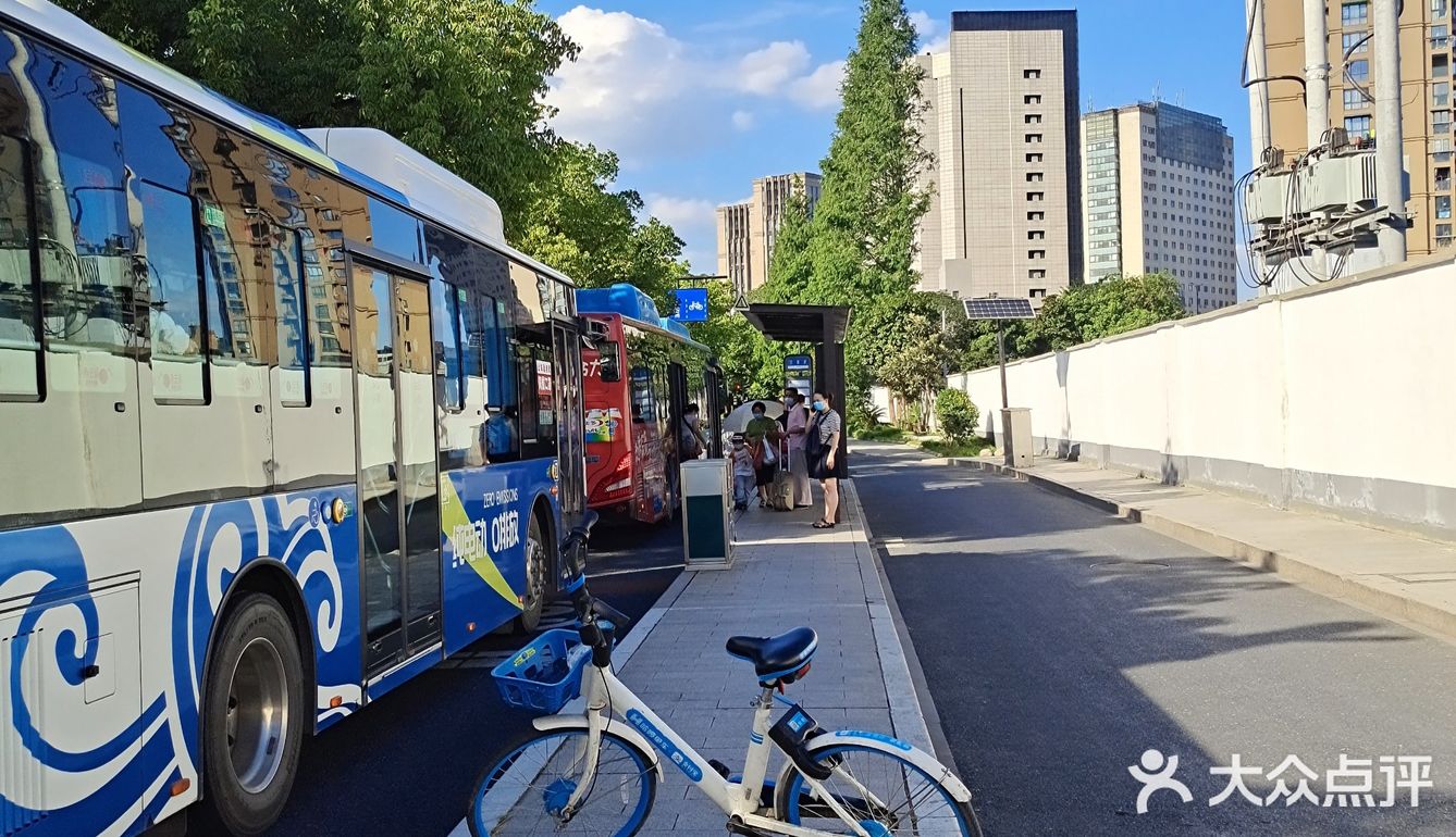 心目中城东最美的一条路:机场路。