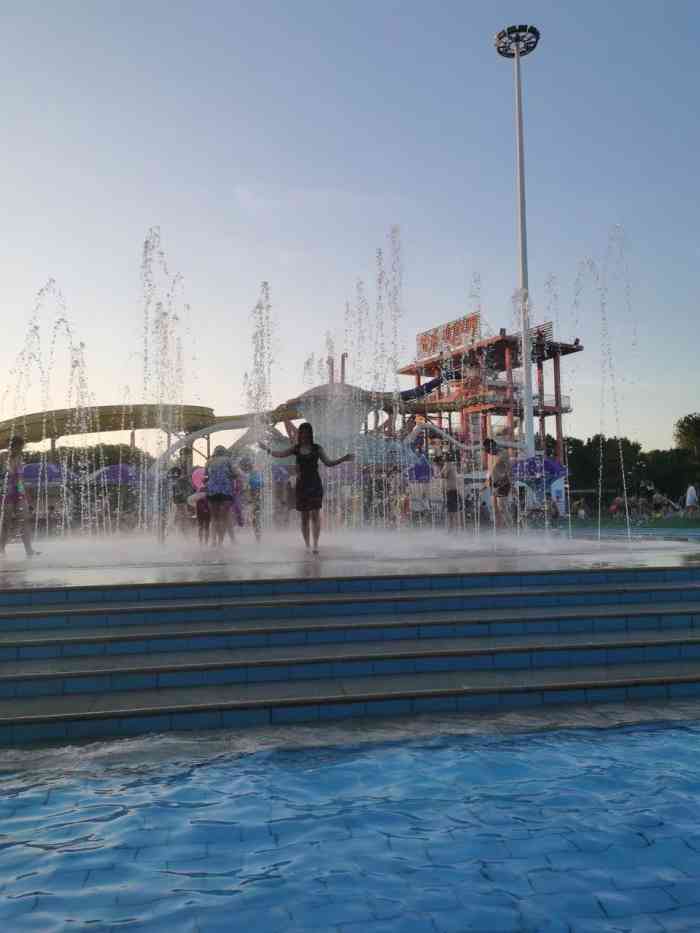 卡乐福未来水世界-"有人说,旅行只为逃离熟悉的城市,躲避浮世.