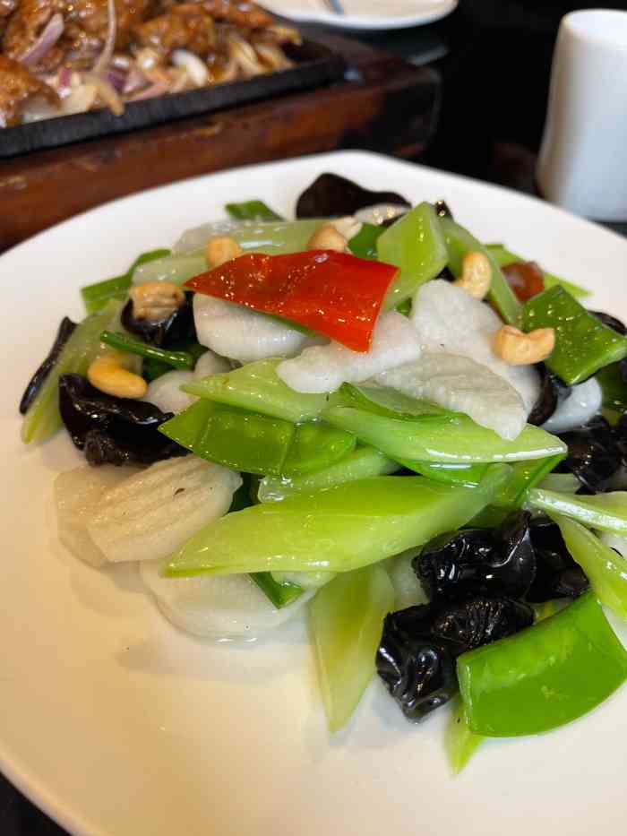 高第街56号餐厅(邹城新一中店)-"环境和服务还可以,但是有些菜品真的
