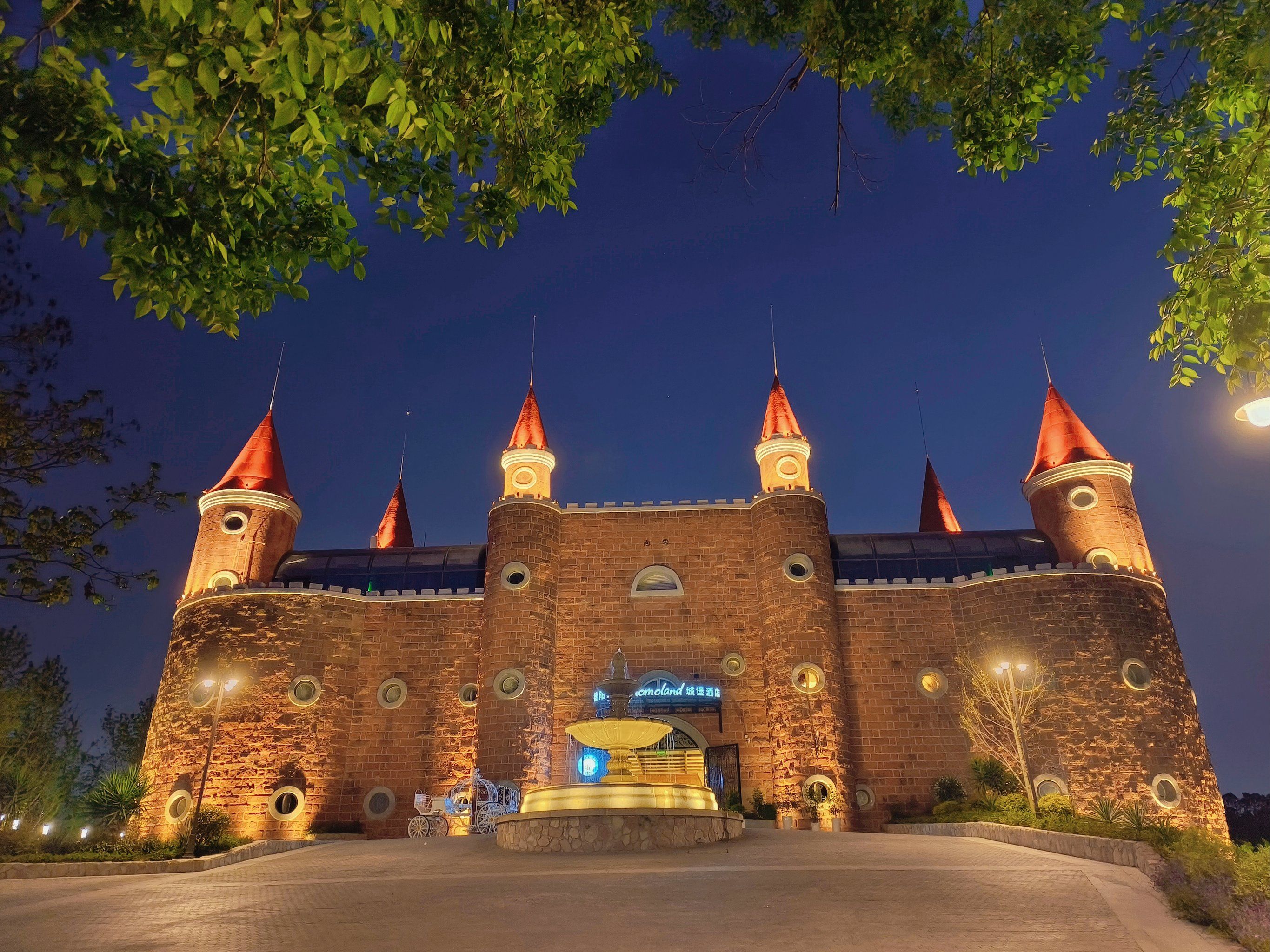 夜晚灯光下的梦幻城堡