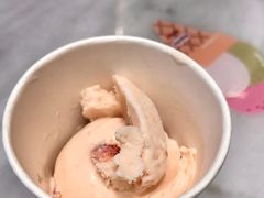 草莓酸奶味冰淇淋球-哈根达斯(城西银泰店)