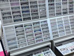 -美式眼镜·授权蔡司.依视路.尼康.豪雅.明月(人民广场店)