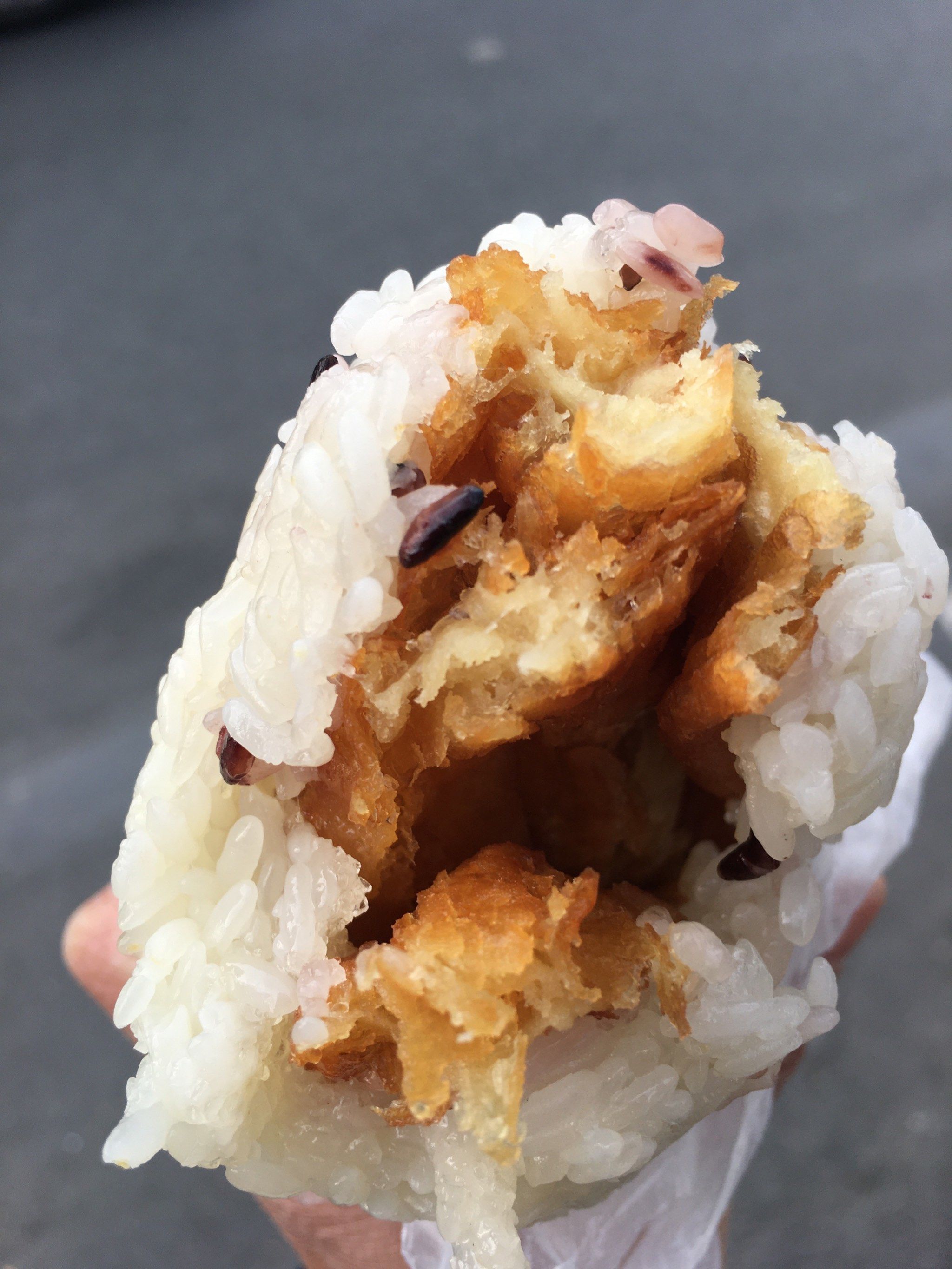 喜欢的糍饭团

「粢饭团」
老上海糍饭团只有三样东西
糯米