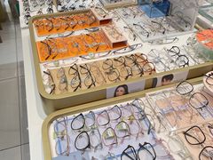 -美式眼镜·授权蔡司.依视路.尼康.豪雅.明月(人民广场店)