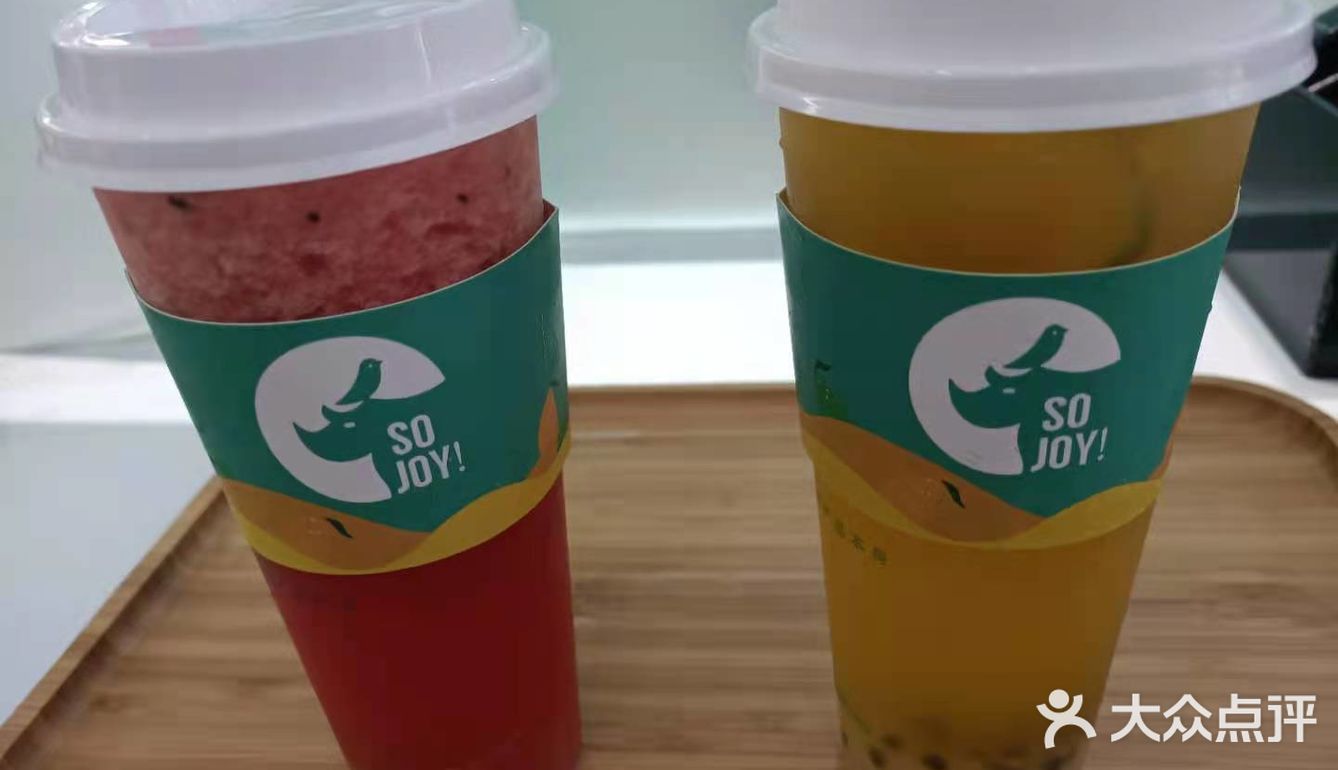 店内装修简洁明亮，时尚大气，给人一种清新的感觉