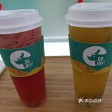 店内装修简洁明亮，时尚大气，给人一种清新的感觉