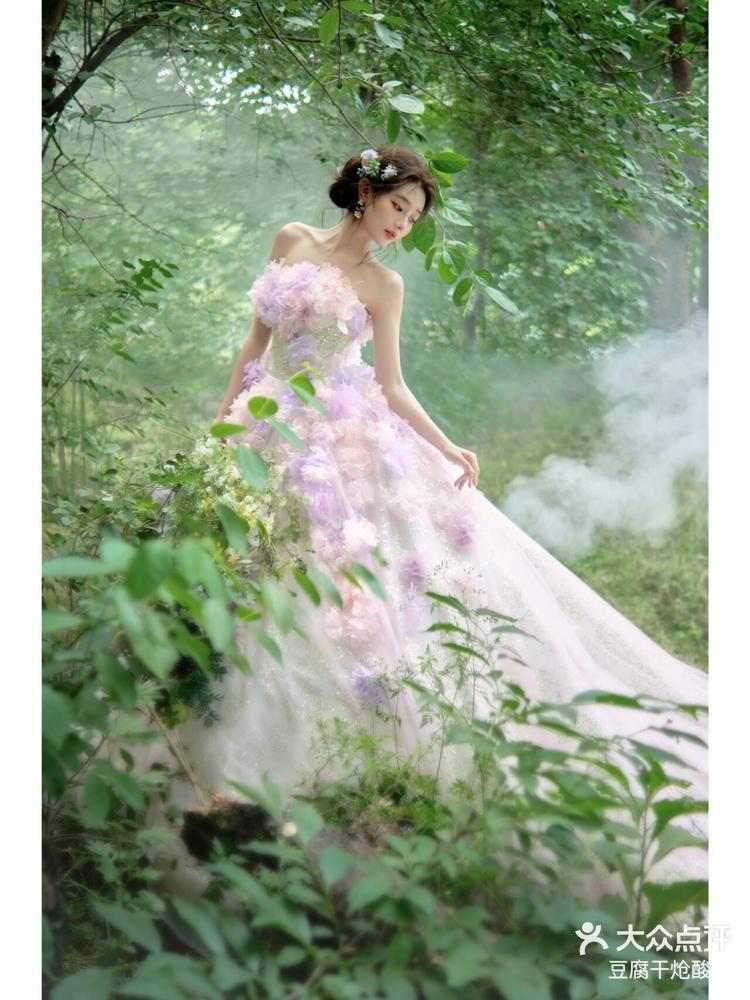 仙气飘飘的森系婚纱照是树林里的小花仙