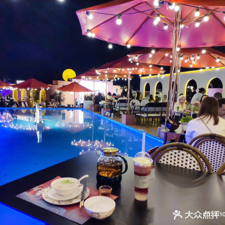 没赶上夕阳，但赶上了夜景和表演，凉爽的秋天在户外吃饭[牛排]。