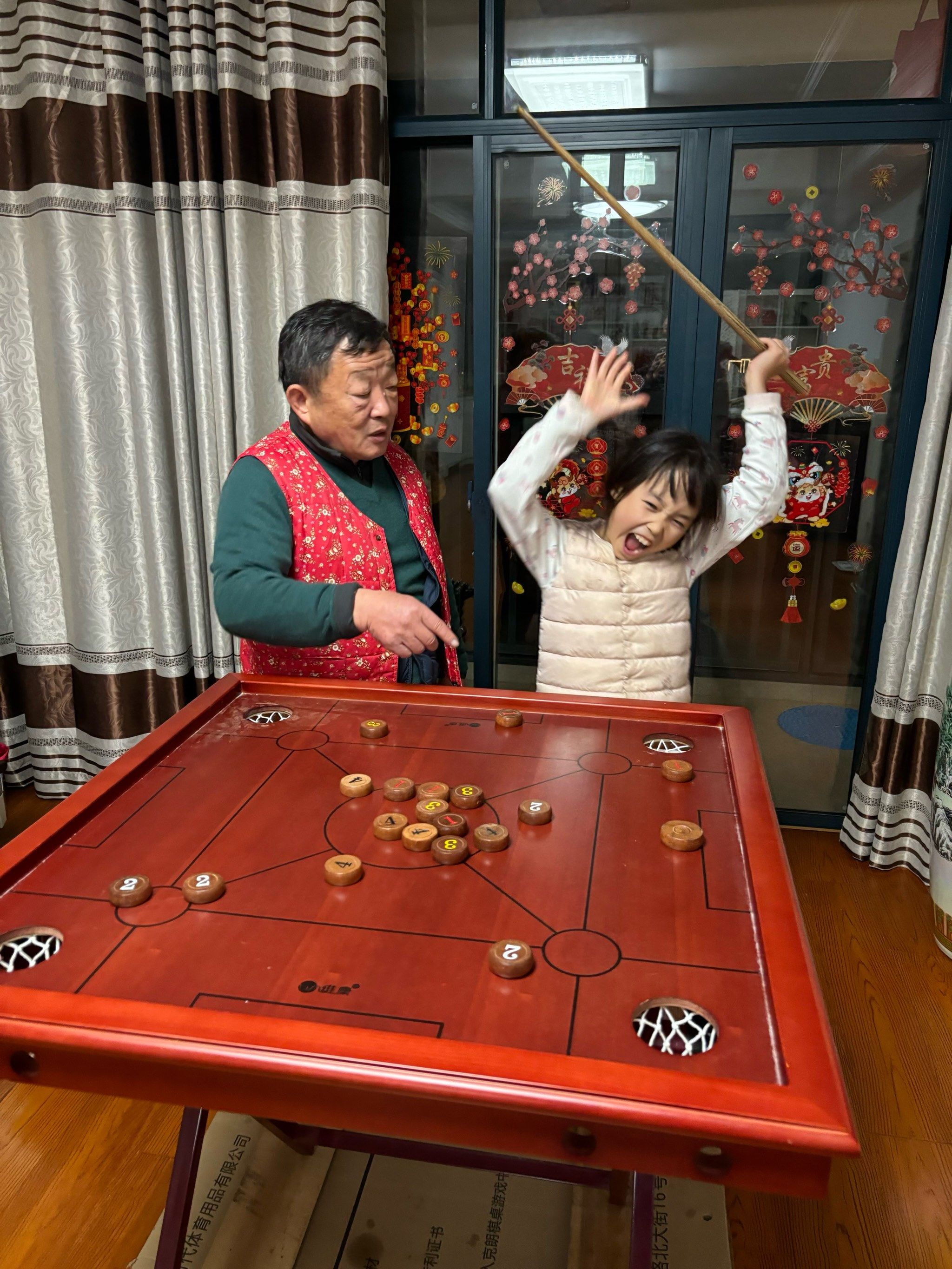 带娃过年回来跟爷爷奶奶打康乐球,祖孙俩一起玩