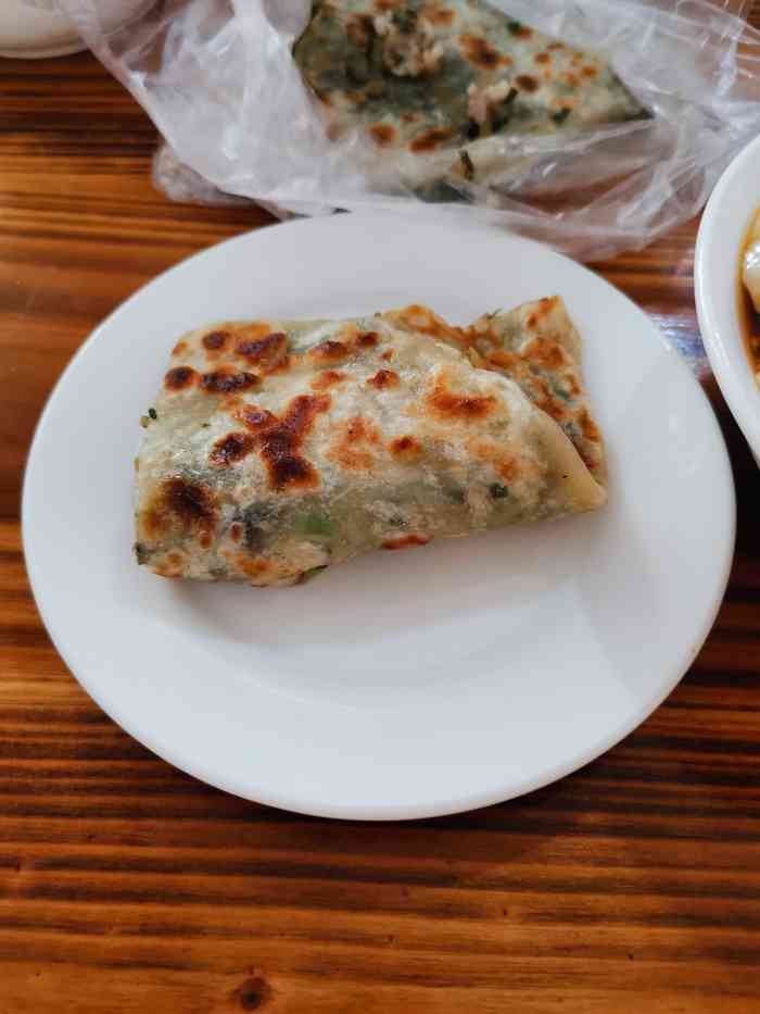 仙居天台特色早餐,麦饼,口味有很多,买了个咸菜的,里面馅里还有肉.