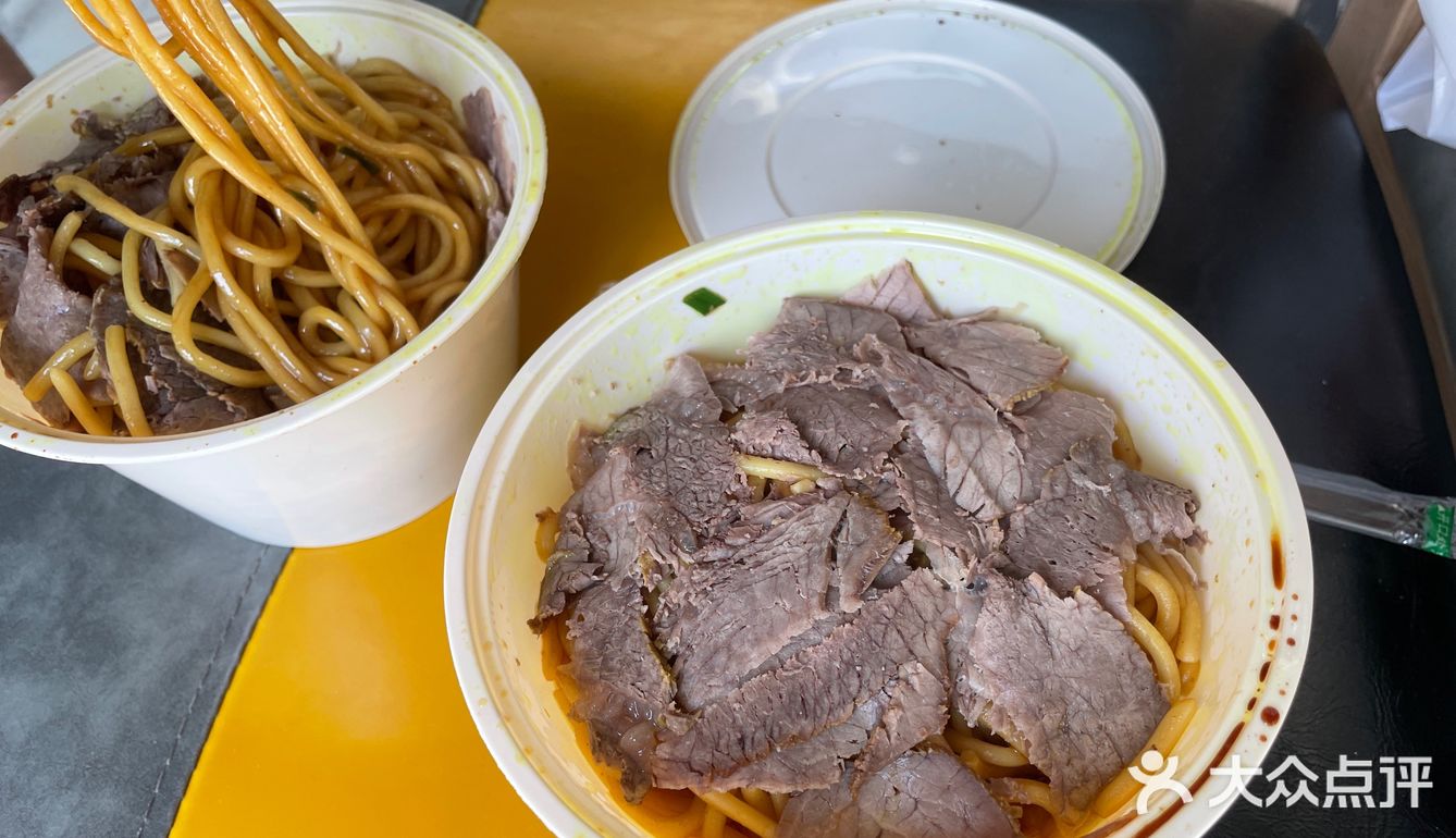 不能堂食，那就蹲着吃呗