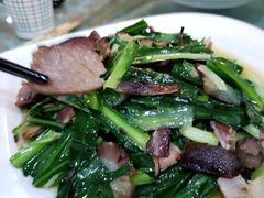 野韭菜烩腊肉-迎宾饭店