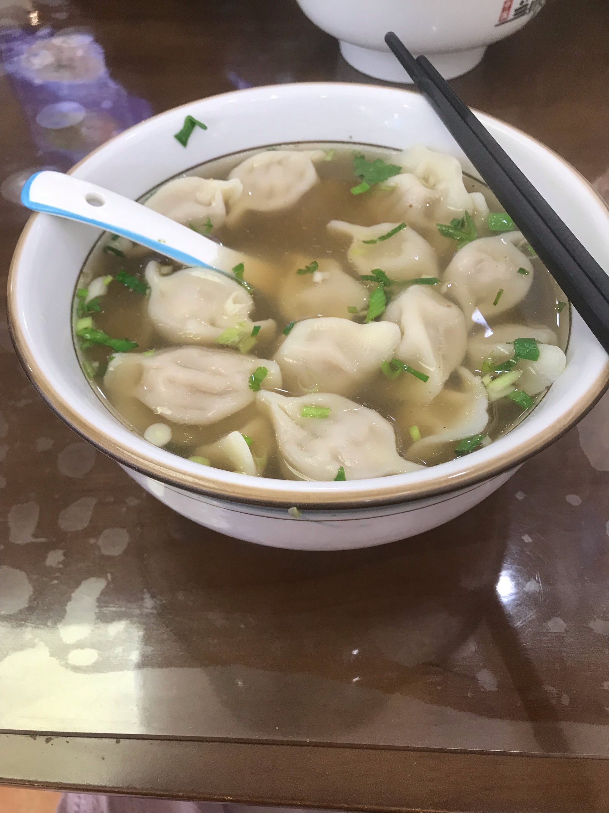 兰州拉面的热腾腾的一碗饺子,牛肉汤饺