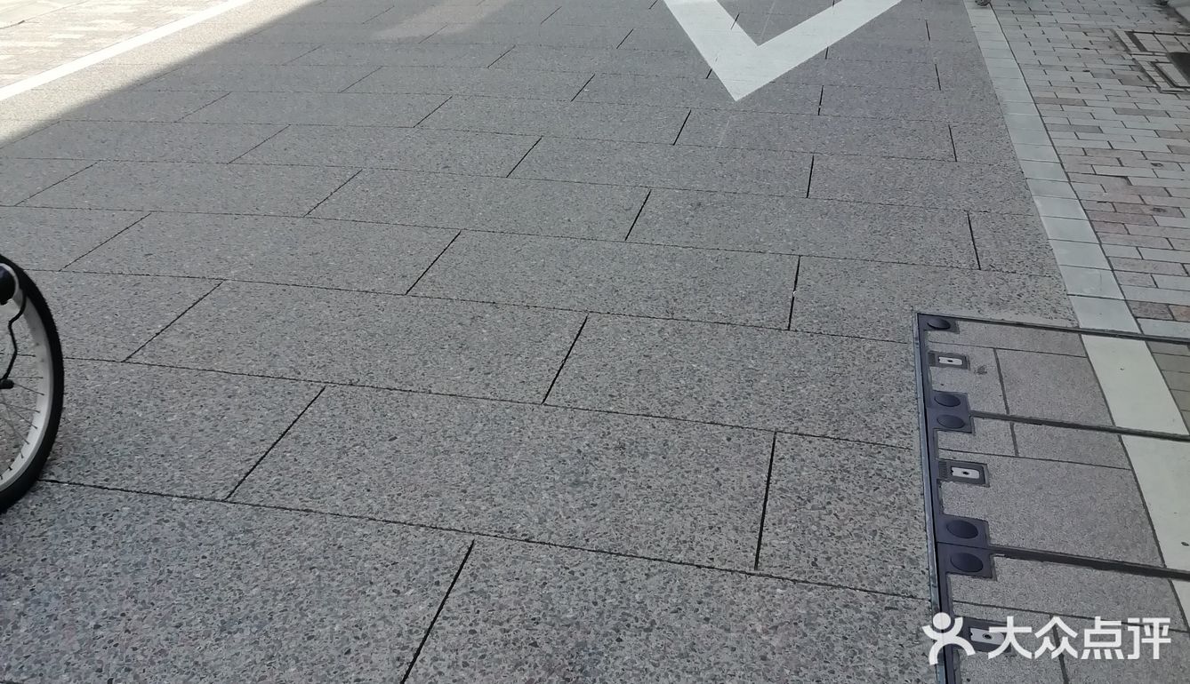 里面的二手衣服或用品大多跟新的没什么差别