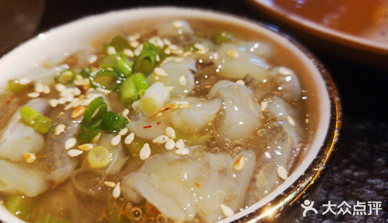 菜量也打大～服务也很周到～小哥哥颜值都好高，嘻嘻