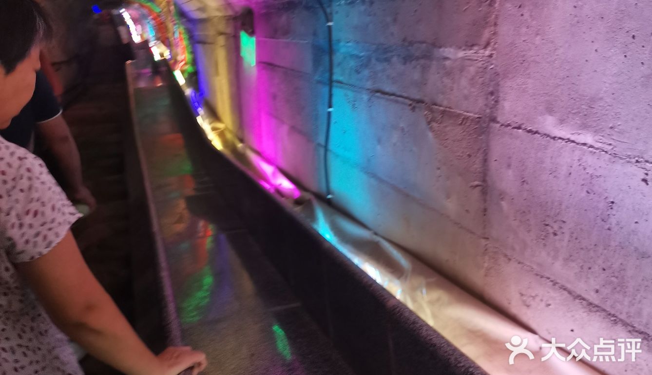 本来是有滑道到洞底，我们去的时候，说维修关闭了