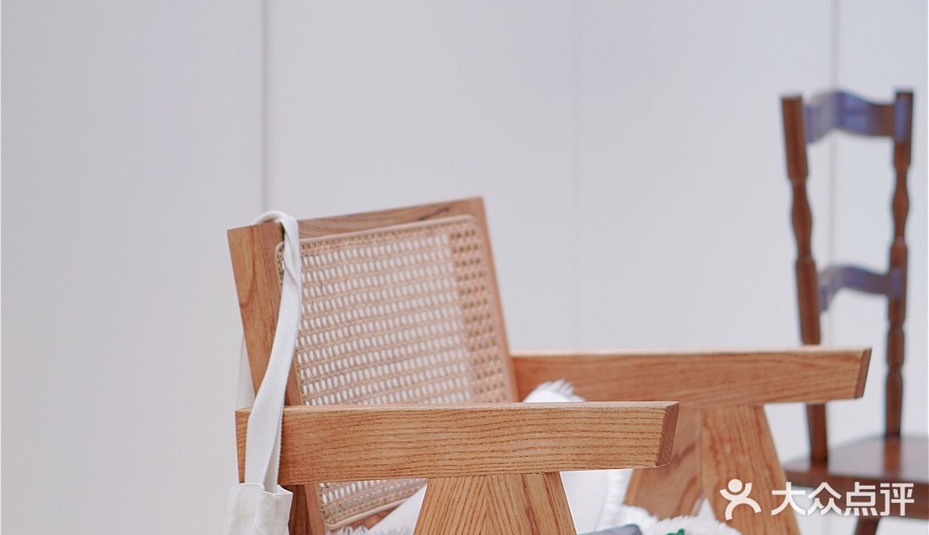 洞穴式纯白咖啡店｜滤镜我要的白是温柔的白