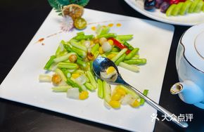 Asparagus and Lily Bulb Stir-Fry with Macadamia Nuts