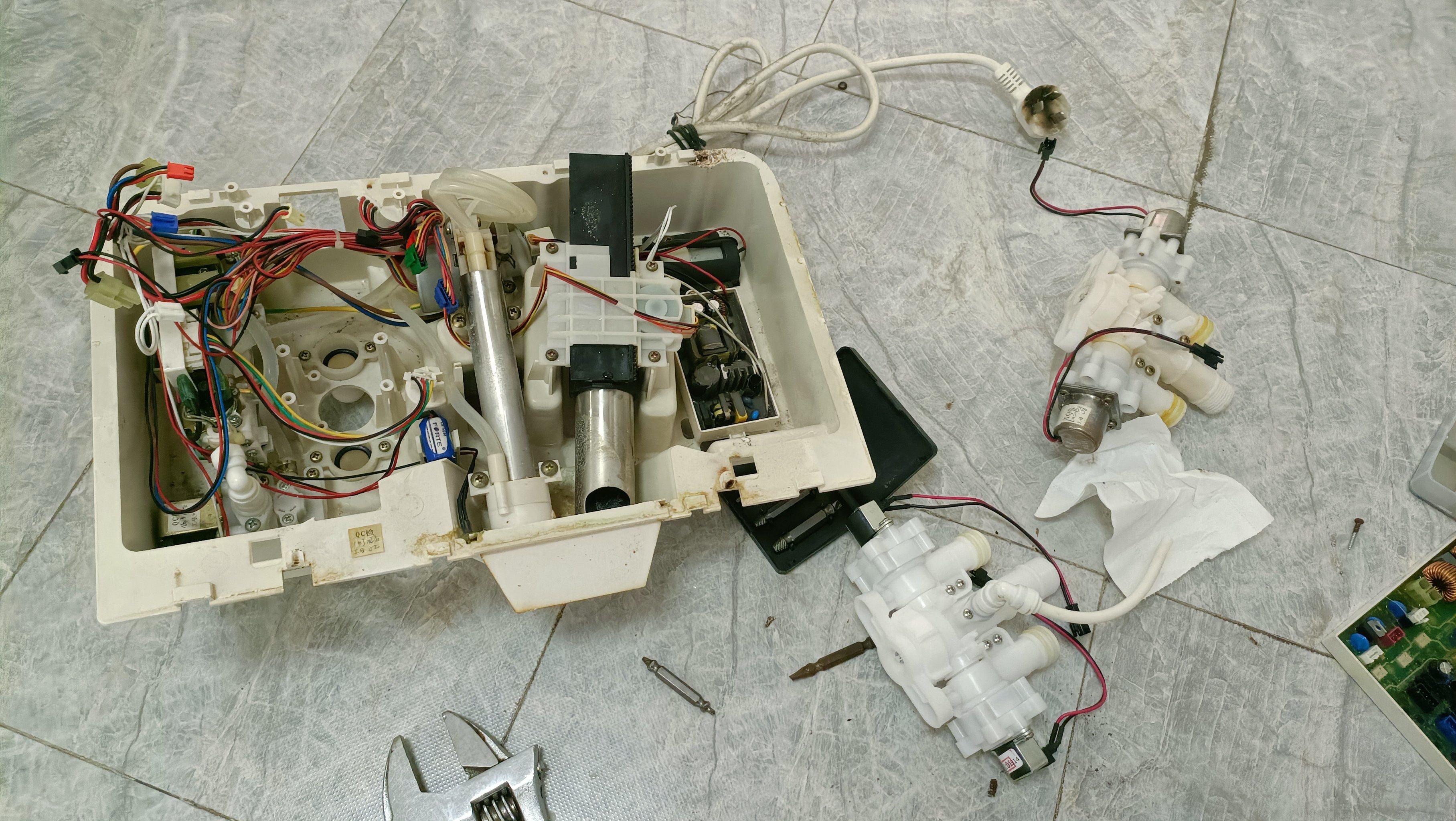 今天来给客户维修智能马桶