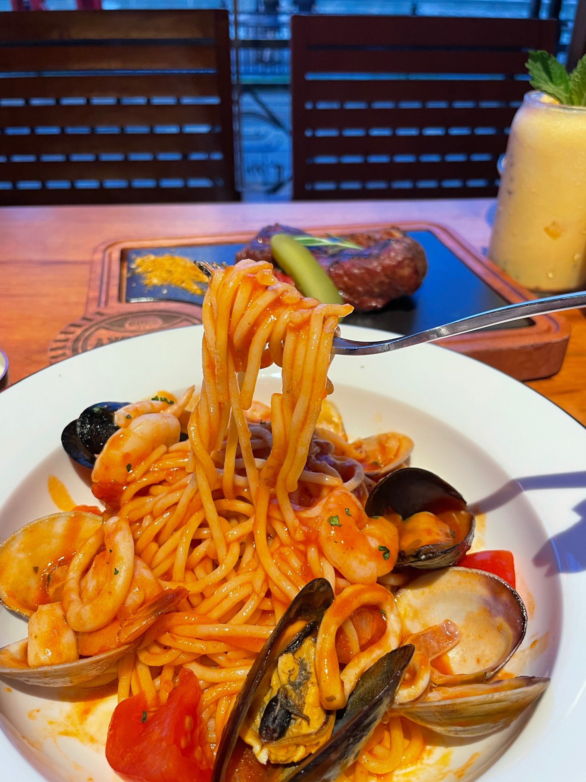 浓郁海鲜意面的诱惑|源自广州餐吧的氛围感