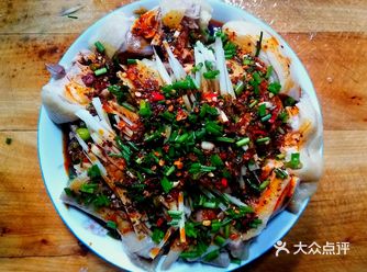 菜品：白砍鸡  食材准备：鸡半只 料酒 葱 姜 蒜