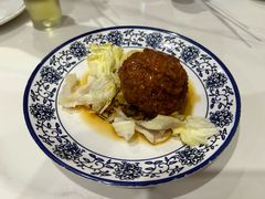 鸭蛋黄狮子头-春水锅贴·传统鲁菜(大明湖店)