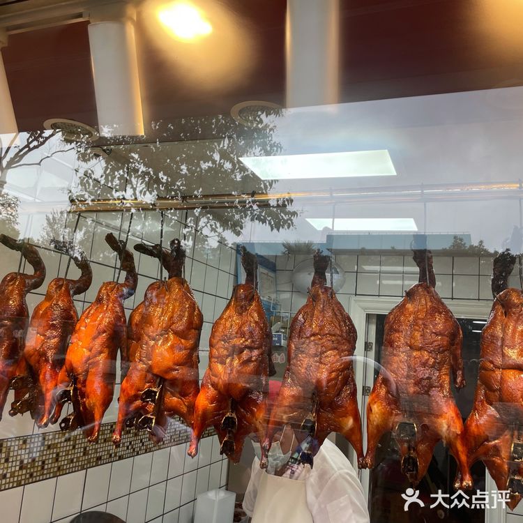 建华路上的人气烤鸭店和汤包店～