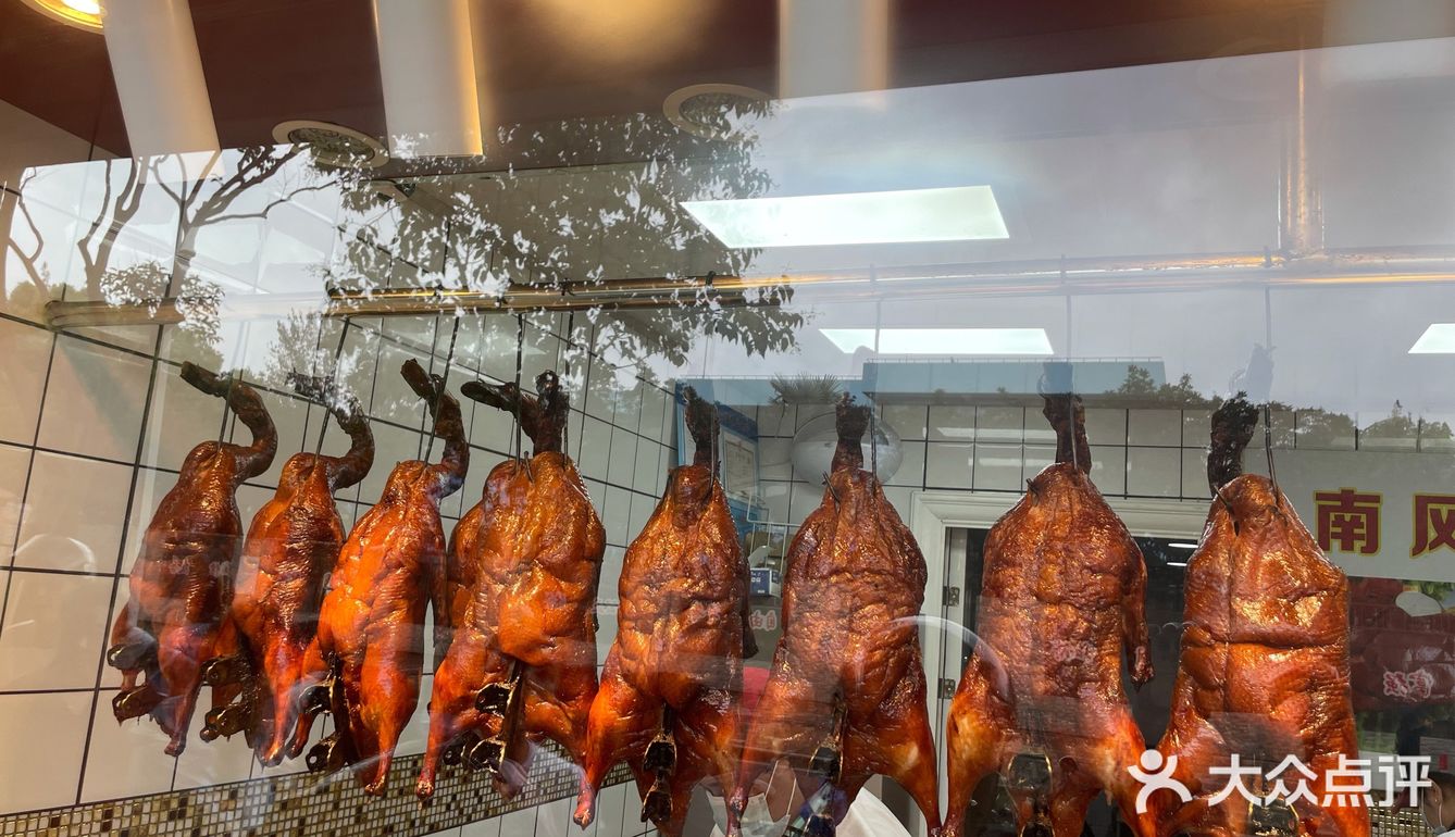 建华路上的人气烤鸭店和汤包店~